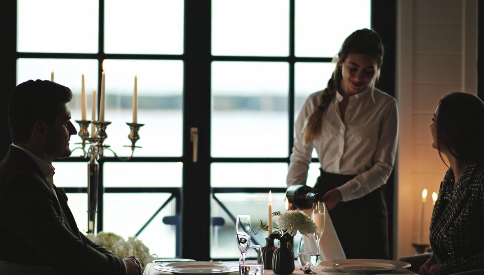 Precise Resort Bad Saarow Exterior photo A restaurant hostess